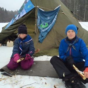 Bølerspeider foran lavvo