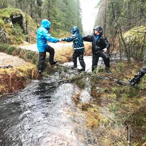 7. Oslo speidere går over bekk