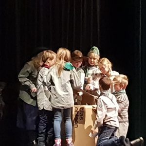 17. Oslo Kampianerne speiderkruppe speidere på scenen
