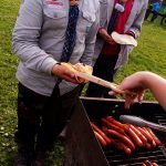 Servering av pølser fra grill