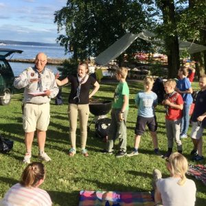 Bestum sjøspeiderne står i sirkel