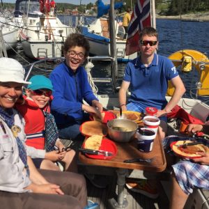 Bestum sjøspeiderne spiser på båten