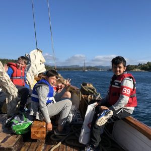 Bestum sjøspeiderne sine speidere i sola på en av båtene